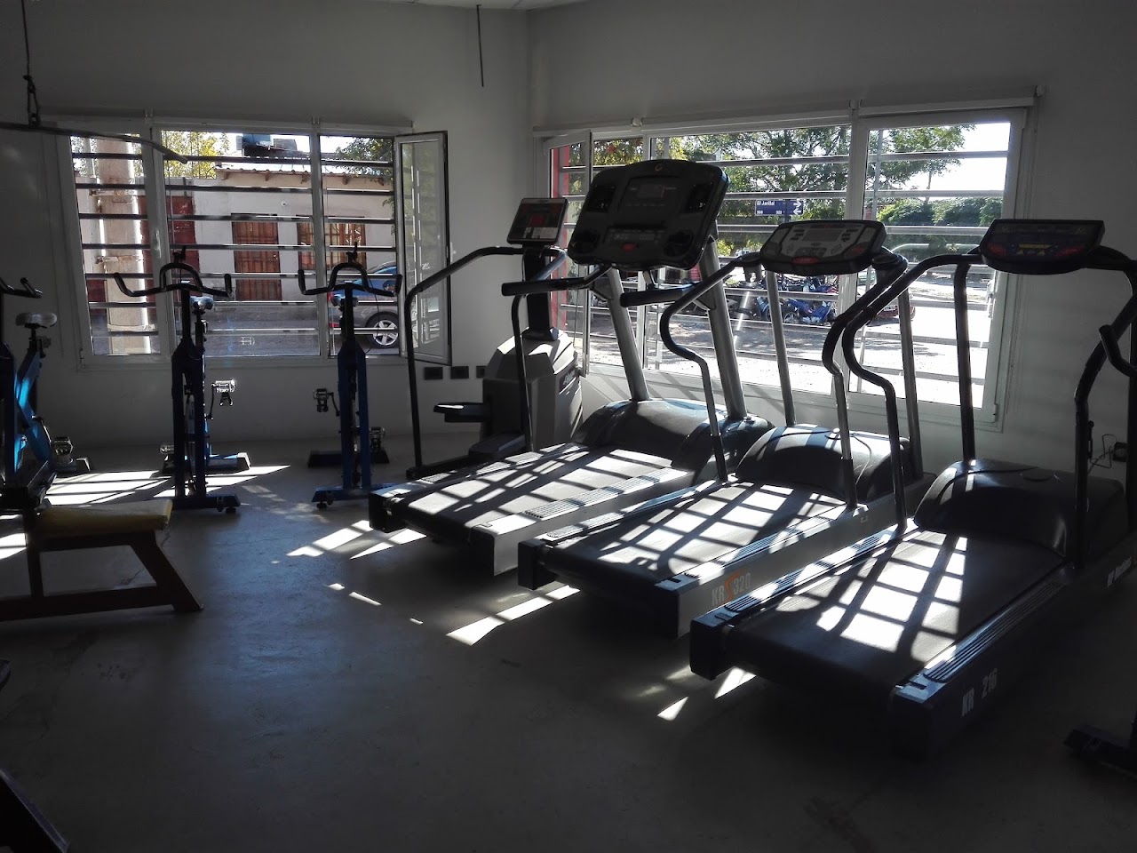 Sala de cardio de Metro Gimnasio con cintas y bicicletas, luz natural