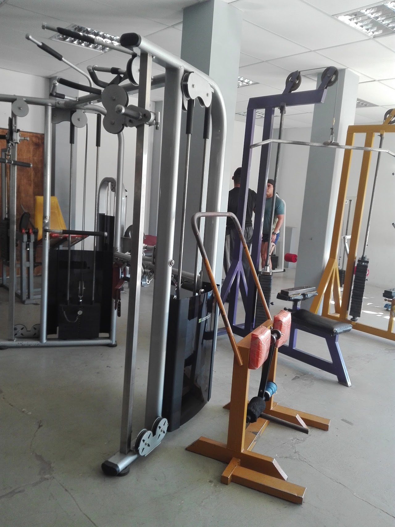 Zona de poleas y máquinas de musculación en Metro Gimnasio