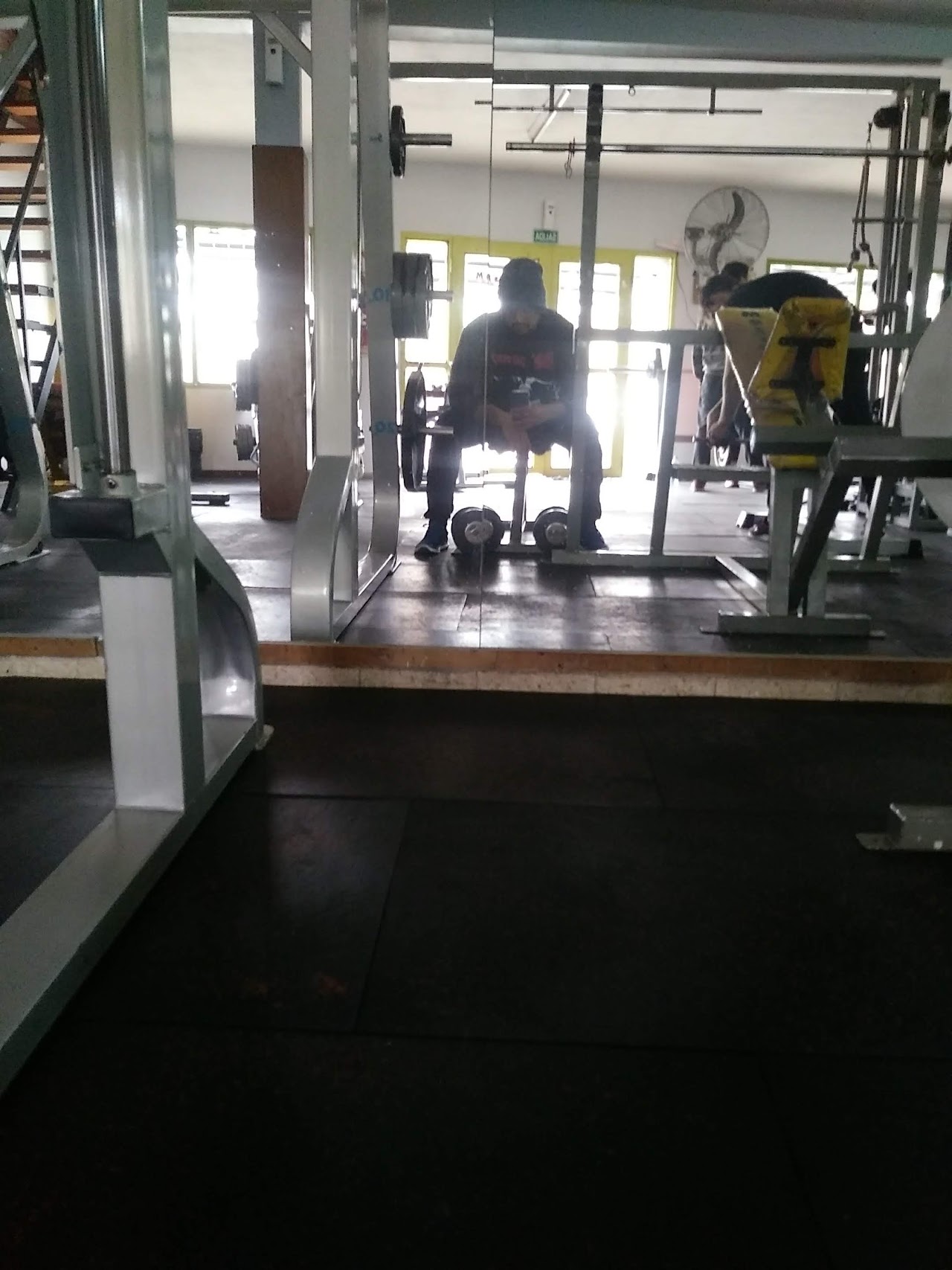 Rack de sentadillas y zona de poleas en Metro Gimnasio
