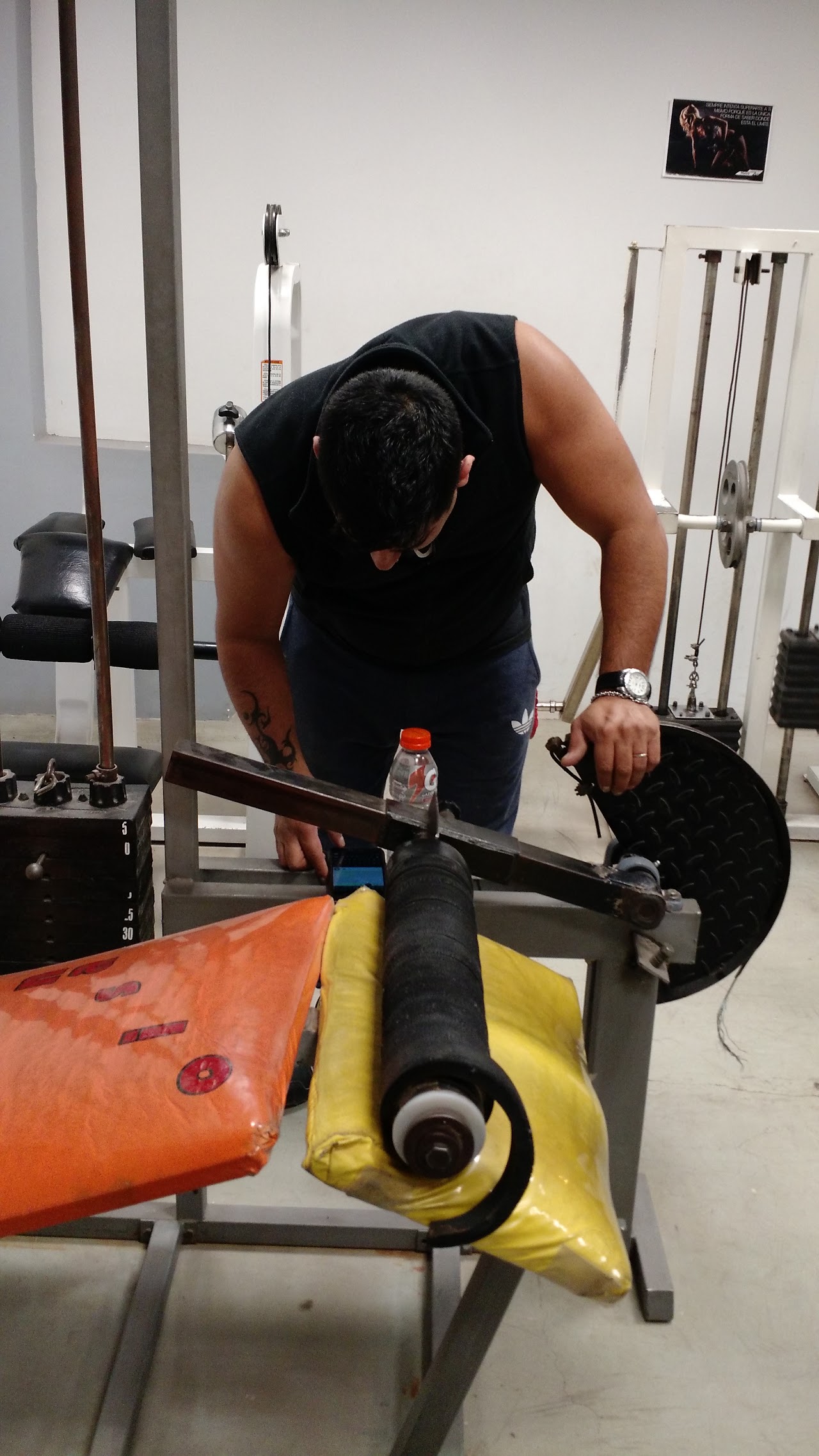 Entrenamiento en Metro Gimnasio con equipamiento de musculación